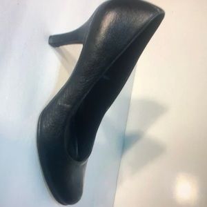 Gianni bono black leather round toe pumps